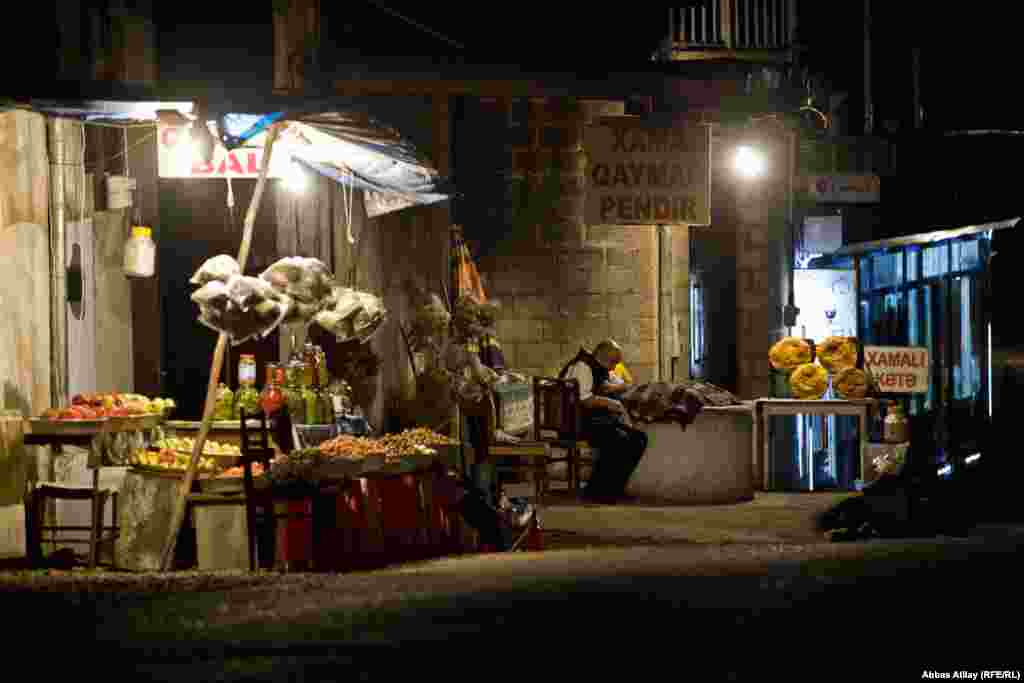 Burda müştərilərə təklif olunan məhsullar o qədər də ucuz deyil. Misal üçün 600-700 qramlıq təndir çörəyi 1 azn-dir. Bunu onlar belə izah edir ki, bəs burda qış tez gəlib, gec çıxdığı üçün "pul qazanma mövsümü" çox az olur. Əhali üç ay işləyib doqquz ay bekar qalır. Ona görə məhsulların qiymətinin baha olması başadüşüləndir.