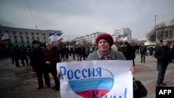 Участница пророссийской демонстрации в Симферополе