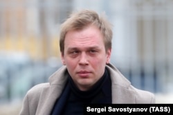 Ivan Golunov, a Meduza tényfeltáró riportere megérkezik egy moszkvai bíróságra 2021. március 2-án