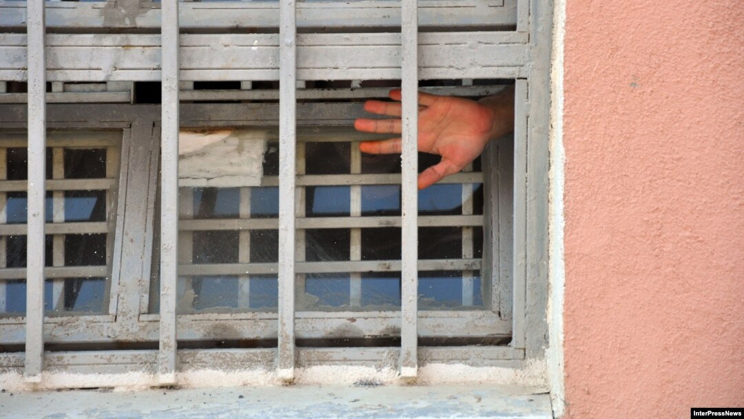 По официальным данным, на сегодняшний день заключенных, которым просто некуда идти, около 900 человек