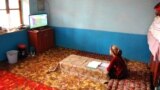 Семье Абдулложановых администрация школы гимназии имени З. М. Бабура подарила телевизор. Теперь семиклассница Марзия сможет заниматься уроками по телевизору.<br />
<br />
Базар-Коргонский рйон Джалал-Абадской области.​
<p dir="ltr">&nbsp;</p>
