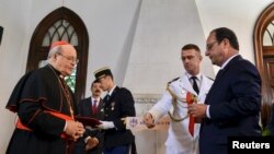 Президент Олланд вручает орден Почетного легиона кардиналу Хайме Ортеге-и-Аламино