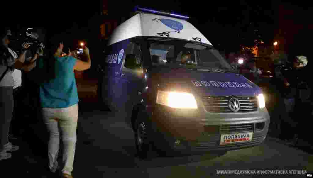 МАКЕДОНИЈА - Илија Димовски, претседателот на собраниската Комисија за избори и именувања, за в четврток во 12 часот ја закажа седницата на која ќе се разгледува извештајот на Советот на јавни обвинители за разрешување на специјалната јавна обвинителка Катица Јанева. Димовски бара извештајот за Јанева да не биде веќе таен и седницата за нејзино разрешување да биде јавна.