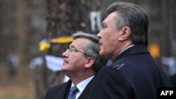 Броніслав Коморовський (л) і Віктор Янукович на «Биківнянських могилах» 28 листопада 2011 року