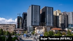 Ndërtesa të larta të ndërtuara në vitet e fundit në një lagje në kryeqytetin e Kosovës, Prishtinë, shtator 2025.