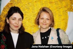 Яна Галаган (справа) і Дзіяна Пінчук на фоне «чалавека з жоўтых бірак».