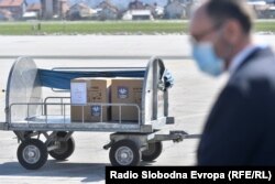 Na Aerodrom Sarajevo stigao je prvi kontingent sa deset hiljada AstraZeneca vakcina protiv korona virusa koje je Vlada Srbije donirala Kantonu Sarajevo.