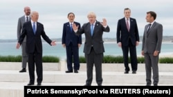 G7 liderleri soňky iki ýyla golaý wagtdaky ilkinji ýüzbe-ýüz gepleşiklerini Angliýada, deňiz kenarynda geçirýär.