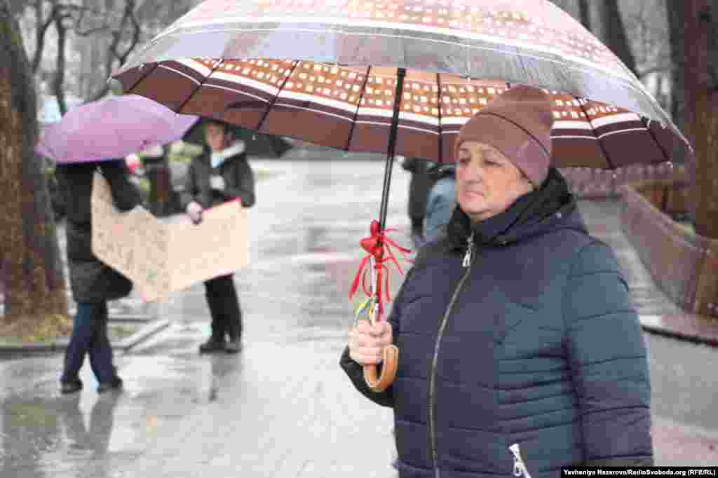 Жінку із сердечками на парасолі на акції «Наші серця у полоні» у Запоріжжі звати Лариса. Вона чекає на свого безвісти зниклого сина. 14 лютого 2026 року