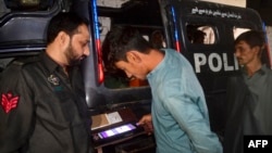 یک مهاجر افغان که توسط پولیس پاکستان دستگیر شده است(آرشیف)