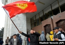 Protestatari în fața clădirii guvernului, Bișkek, Kârgâzstan, 6 octombrie 2020.