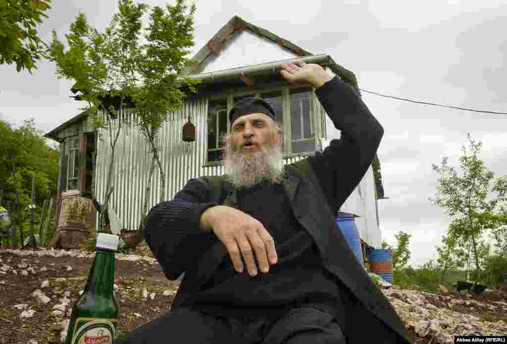 Rahib Maksim həbsxana həyatı yaşadıqdan sonra ibadətə başlayıb. O, gəncliyində narkotik satışı ilə əlaqədar məhbəs həyatı yaşayıb. Gəncliyində içki düşgünü olan Maksim həbsxanada olduğu müddətdə dəyişmək qərarına gəlib.