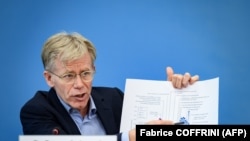 Zyrtari i OBSH-së, Bruce Aylward. 