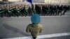 سال گذشته رژهٔ نظامی در میدان سرخ مسکو بدون حضور مهمانان خارجی برگزار شد اما گفته می‌شود امسال پوتین با همتایان خود در آسیای میانه تماس گرفت و هشدار داد پاسخ منفی برای حضور در این رژه را نمی‌پذیرد