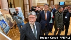 Članovi delegacije EU na čelu s izvestiocem tog tela za Srbiju Toninom Piculom u Skupštini Srbije gde je organizovana izložba o Jasenovcu tokom njihove posete, 23. januara 2026.