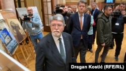 Evroparlamtarci, predvođeni izvestiocem za Srbiju Toninom Piculom, obilaze izložbu o Jasenovcu