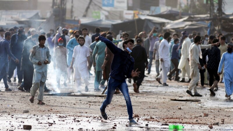 Пакистанда француз элчисине каршы топтор полиция менен кагылышты