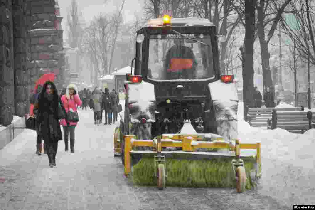 Київ замело снігом.&nbsp;За даними КМДА, в ніч на 26 січня на вулицях Києва працювало 285 одиниць техніки і 25 бригад із ручного прибирання. Зранку кількість таких бригад обіцяли збільшити. Це було викликано учорашніми вечірніми снігопадами, які призвели до заторів на дорогах Києва в години пік. Сьогодні опадів в столиці не обіцяють. Київ, 26 січня 2016 року