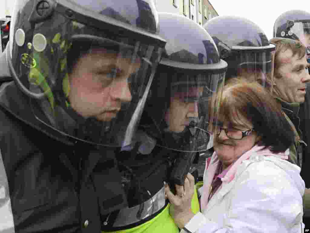 Irska - Anti britanski protesti zbog posjete kraljice Elizabete II Dablinu, 17.05.2011. Foto: AP / Naill Carson