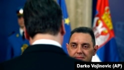 Ministri i Mbrojtjes i Serbisë, Aleksandar Vulin (djathtas) dhe presidenti Aleksandar Vuciq