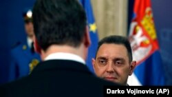 Razgovor Aleksandar Vučić (s leđa), i Aleksandar Vulin, ministar unutrašnjih poslova. Zabeležno aprila 2018. 