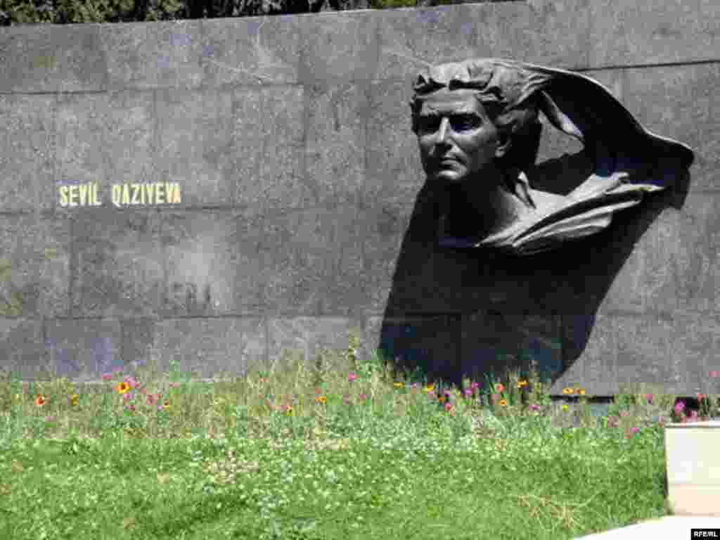 Sosialist Əməyi qəhrəmanı Sevil Qazıyeva - Azərbaycanda ilk traktorçu pambıqyığan qadın. O, elə tarladaca faciəli şəkildə həlak olub.