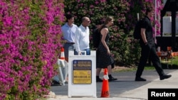 ԱՄՆ Գաղտնի ծառայության զգուշացնող գրությամբ վահանակը նախագահ Դոնալդ Թրամփի Մար-ա-Լագո նստավայրի տարածքի մուտքին, արխիվ