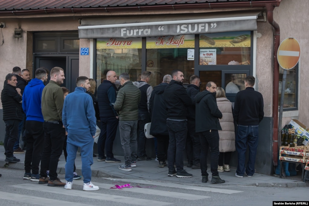 Radhë njerëzish duke pritur për t'i marrë pitalkat e tyre në furrën "Isufi" në Prizren, në çastet e fundit para iftarit.Kosova është vend me shumicë myslimane dhe Prizreni është ndër qytetet ku Ramazani ndihet më së shumti.