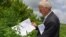 Inginerul cadastral de la Cocieri, Fadei Basiul, pe terenul comunei aflat după traseul Râbniţa-Tiraspol
