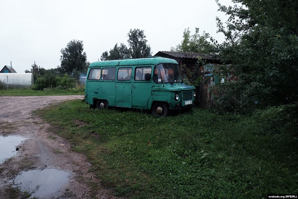 Прыкладна такі самы адток насельніцтва — каля траціны — маюць Бешанковічы й Нароўля. Хоцімск зь Бераставіцай страцілі чвэрць. У колькасьці жыхароў, а не ў адсотках, адмоўныя лідэры — Бабруйск (мінус 14 тысяч), суседняя з Дуброўнам Ворша й Барысаў (па мінус 7 тысяч).