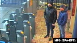 ბრიტანეთი ალექსანდრ პეტროვსა (მარჯვნივ) და რუსლან ბოშიროვს მამა-შვილ სკრიპალებზე თავდასხმის შემსრულებელებად მიიჩნევს. სოლსბერი, 3 მარტი, 2018. 