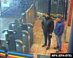 Operativii ruși Aleksandr Petrov (d) și Ruslan Boșirov la gara din Salisbury, Anglia, 3 martie 2018