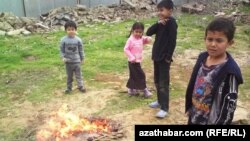 Ot ýakyp oýnaýan türkmen çagalary.