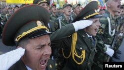 Militari transnistreni la parada din Tiraspol, 2 septembrie 2012.