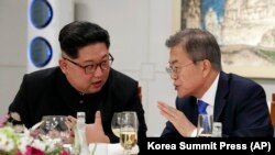 Lideri verikorean Kim Jong un,(majtas) dhe presidenti jugkorean, Moon Jae-in, foto nga arkivi.