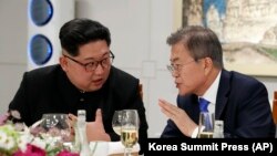 Lideri verikorean, Kim Jong-un dhe homologu i tij jugkorean, Moon Jae-in.