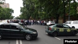 Armenia - Taxi drivers block a street section near the Prime Minister's Office in Yerevan, 16 May 2018.