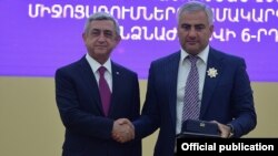 Armenia - President Serzh Sarkisian (L) awards a state medal to Russian-Armenian businessman Samvel Karapetian, Yerevan, 26Sep2015.