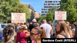 Transparenti okupljenih građana na protestu studentkinji Nikolini Sinđelić.