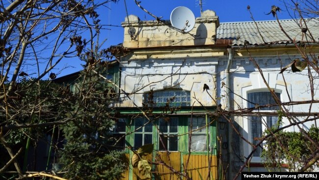 Дом по улице Инженерная Балка, 1 изуродован пристройками советского периода