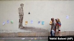 Iranska policija za moral provjerava da li se u javnosti poštuju stroga pravila oblačenja