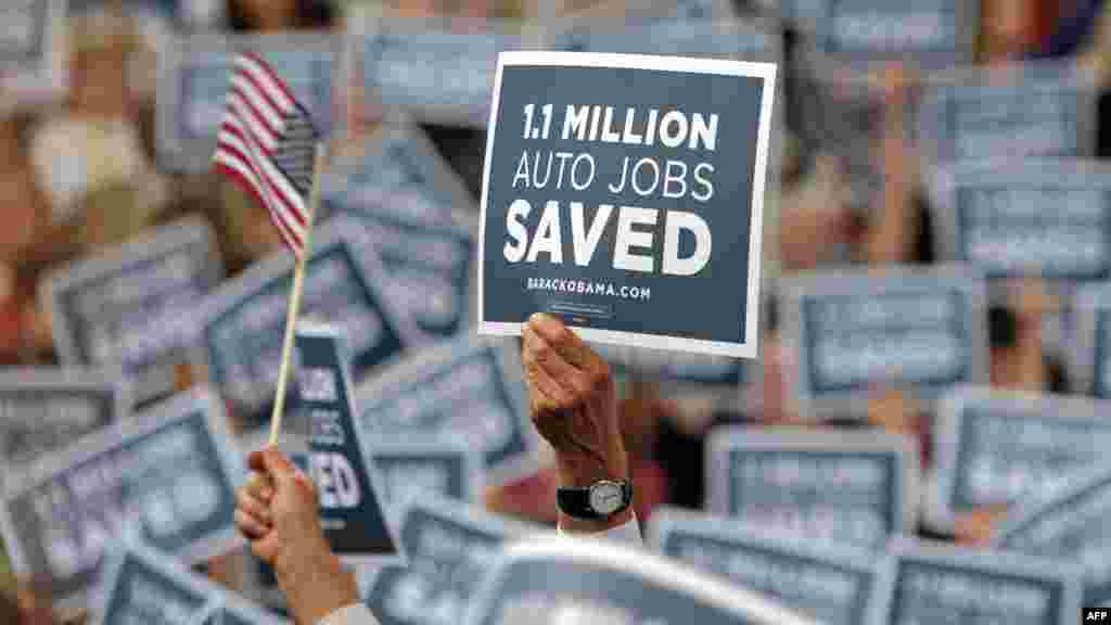&quot;1.1 миллиона рабочих мест в автопромышленности спасены&quot; - лозунг в руках одного из присутствующих на съезде Демократической партии. Шарлотт, Северная Каролина, 5 сентября 2012 года.