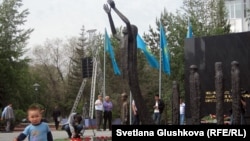 1932-1933 жылдардағы ашаршылық құрбандарына тағзым" деп аталатын ескерткіш монумент. Астана, 31 мамыр 2012 жыл.