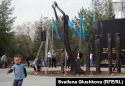 Монумент жертвам Голодомора «1932-1933». Астана, 31 мая 2012 года.