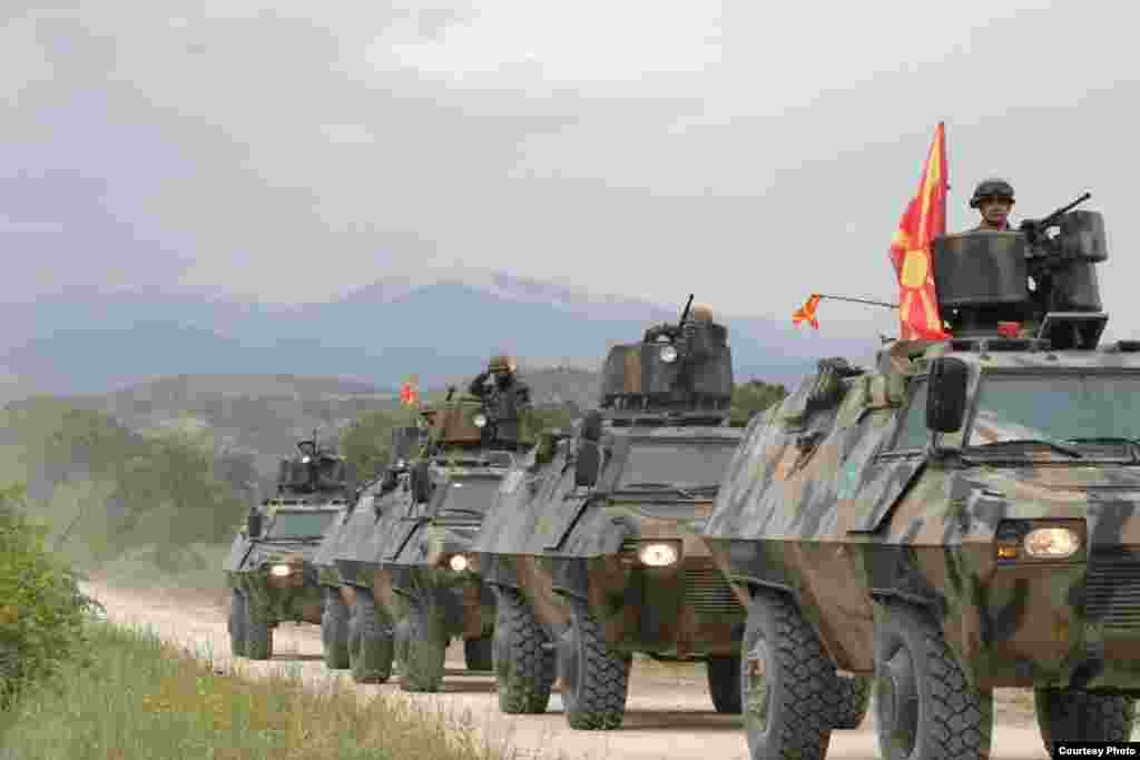 МАКЕДОНИЈА - До крајот на годинава нашата Армија ќе може да обезбеди борбени возила како резултат на договор меѓу македонската и американската влада, изјави министерката за одбрана Радмила Шекеринска, одговарајќи на новинарско прашање што планира да набави земјава во рамки на програмата на Пентагон за помош на некои сојузнички држави за замена на на опремата од руско производство, од која за нашата држава се предвидени 30 милиони долари за набавка на воени возила.