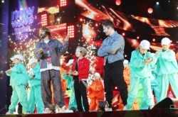 Российский певец Филипп Киркоров (слева на переднем плане) на сцене песенного конкурса «Детская Новая волна» в «Артеке», октябрь 2020 года