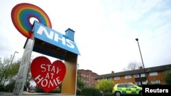 Drveni znak kojim Britanci zahvaljuju Nacionalnoj zdravstvenoj službi na borbi protiv korona virusa