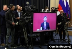 Președintele chinez Xi Jinping a aprut pe un ecran în timpul unei legături video la o ceremonie de lansare a gazoductului Gazprom Power of Siberia din Rusia către China, la Soci, Rusia, în decembrie 2019.