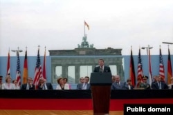 Президент США Рональд Рейган выступает в Берлине с речью, где он призвал советского лидера Михаила Горбачева снести Берлинскую стену. 12 июля 1987