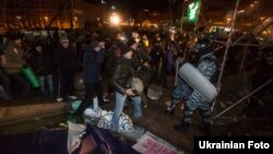 «Беркут» розганяє Євромайдан, 30 листопада 2013 року